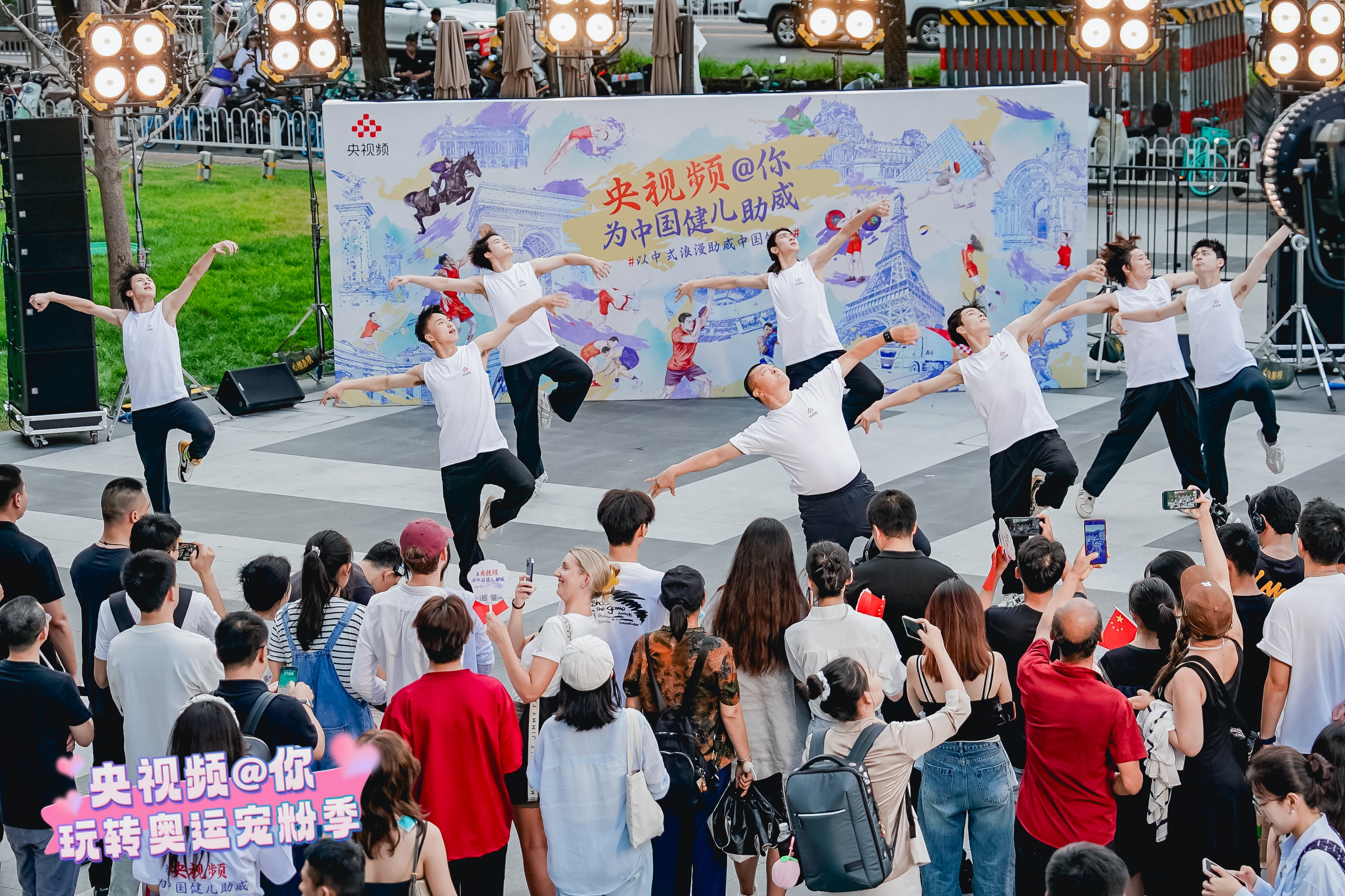 开云体育在线-观赛人群拼力呐喊参与热情高涨的简单介绍