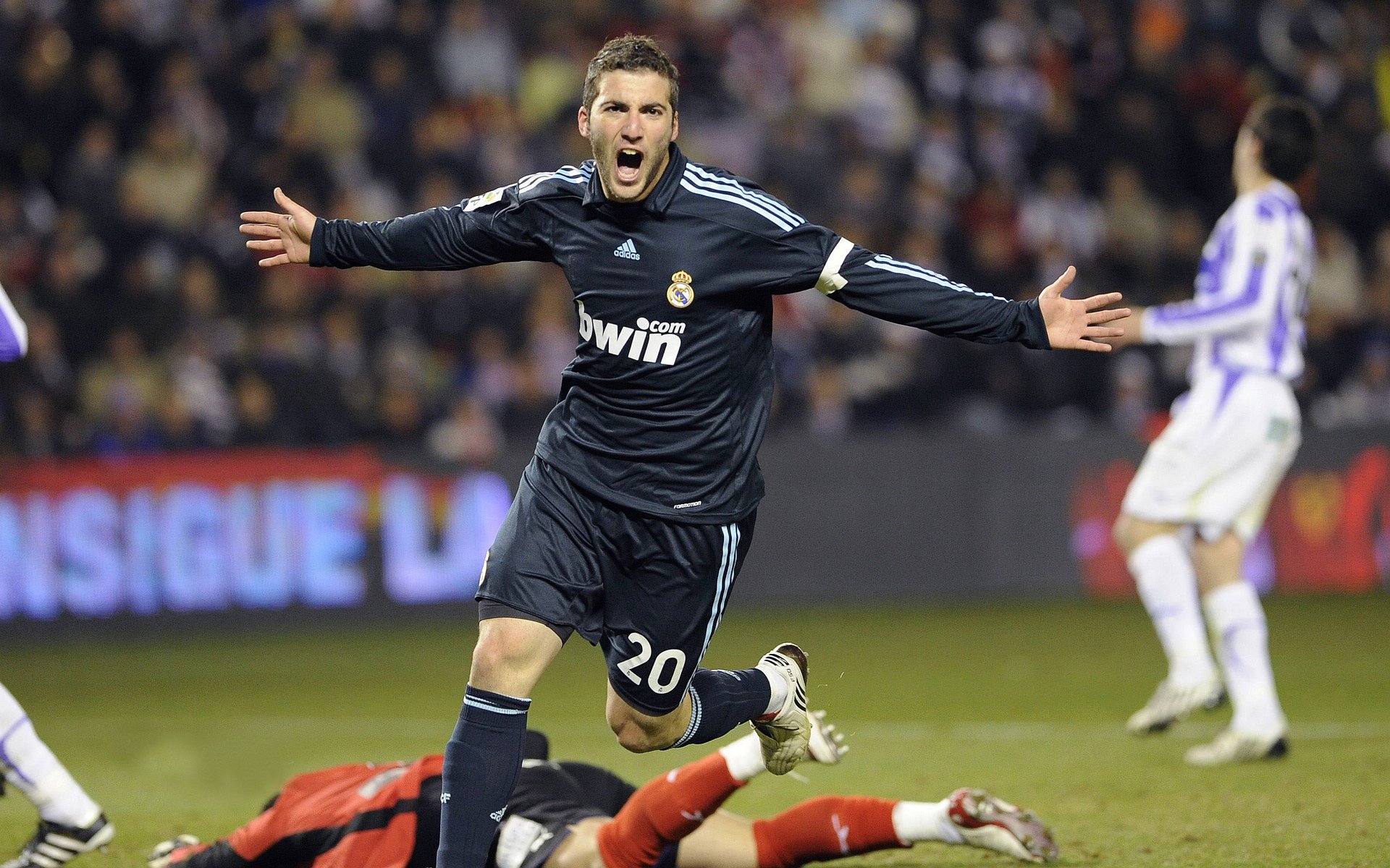 欧冠半决赛之夜，詹姆斯关键战不手软