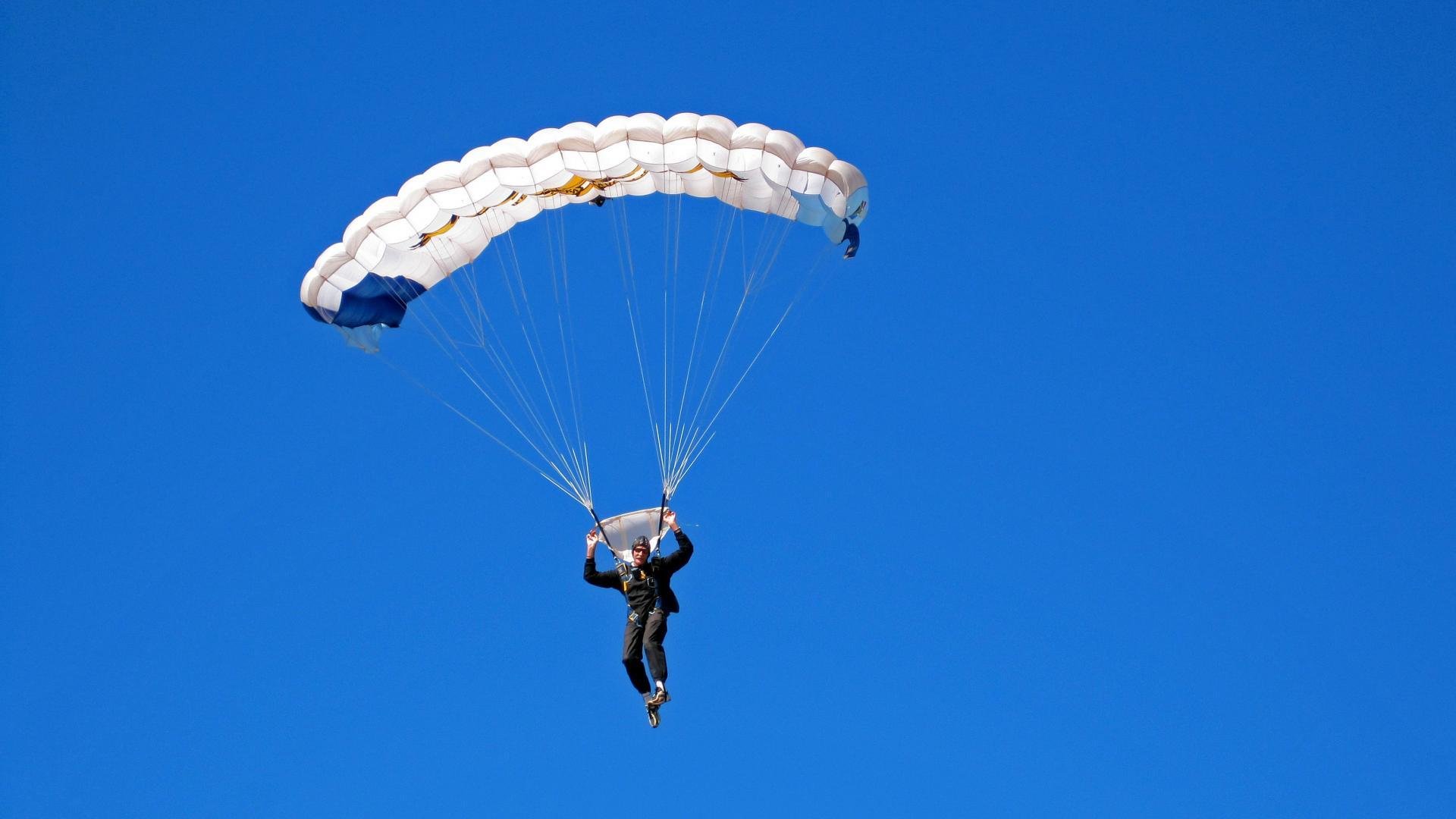 开云体育直播-绿茵场上的绝杀与羽球场上的传奇，当法国队逆转泰国，辛杜刷新历史